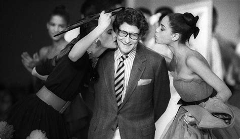 Yves Saint Laurent, Fashion Icon, Dies at 71 .